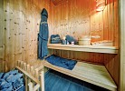 zweites Obergeschoß, finnische Sauna, Wellnesspakete optional mit Bademantel, Saunatuch, Aufguß, Duschbombe