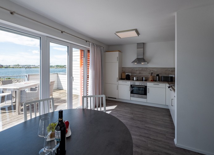 offene Küche mit Blick auf die Marina und direktem Zugang zum Balkon