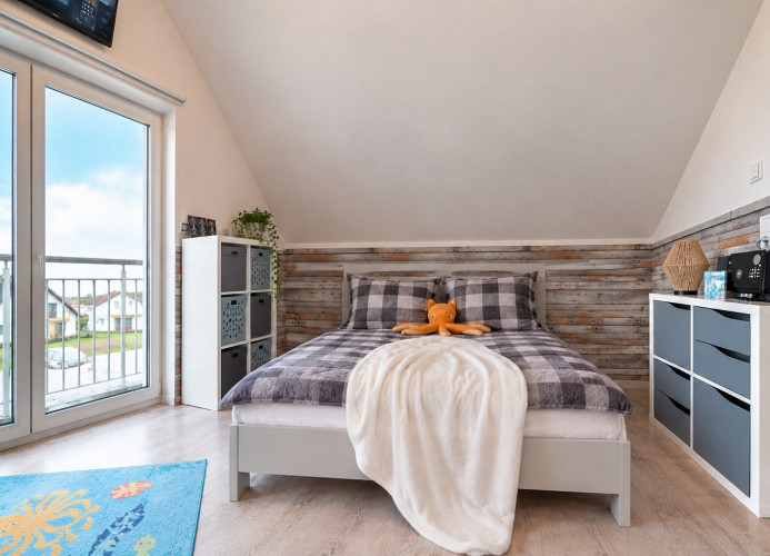 das zweite Schlafzimmer  mit Doppelbett und 1 Schrankbett