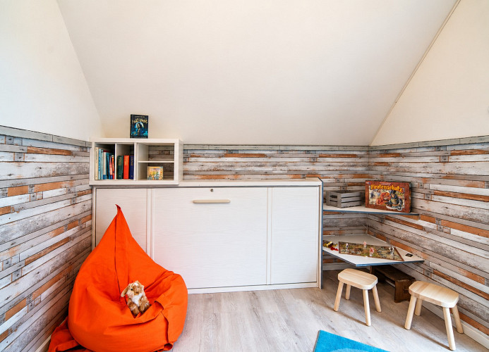 das zweite Schlafzimmer mit Doppelbett und 1 Schrankbett